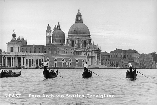 Venezia, il Bacino di San Marco alla Salute solcato da tre gondole